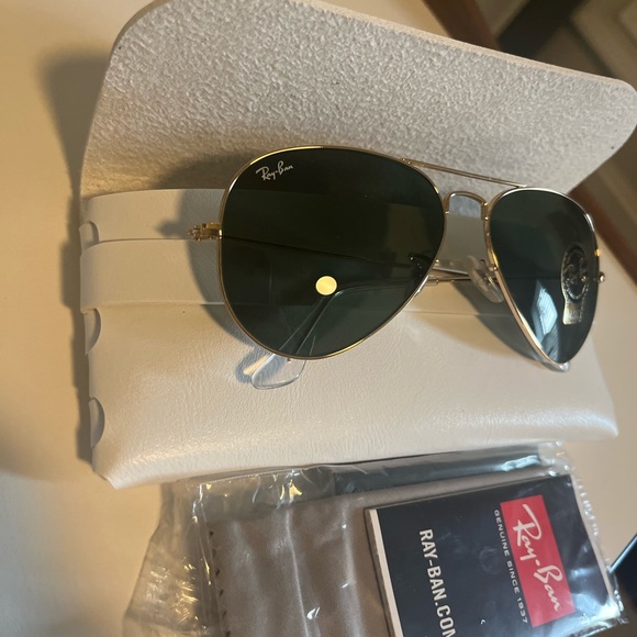 Brand new Ray Ban aviators with white case - Picture 2 of 3